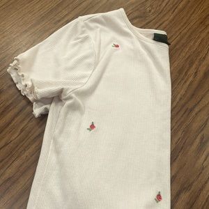 Short white shirt with roses